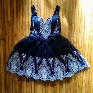 ✨stunning✨ lace and tulle dress w/ built in bra